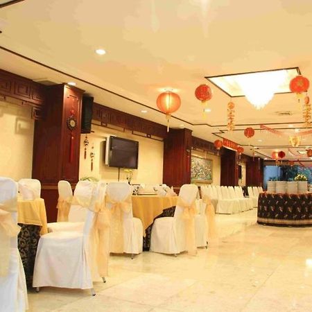 Regent'S Park Hotel Malang Exterior photo