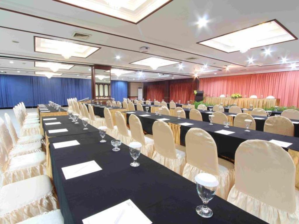 Regent'S Park Hotel Malang Exterior photo