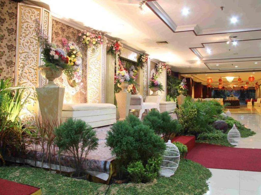 Regent'S Park Hotel Malang Exterior photo