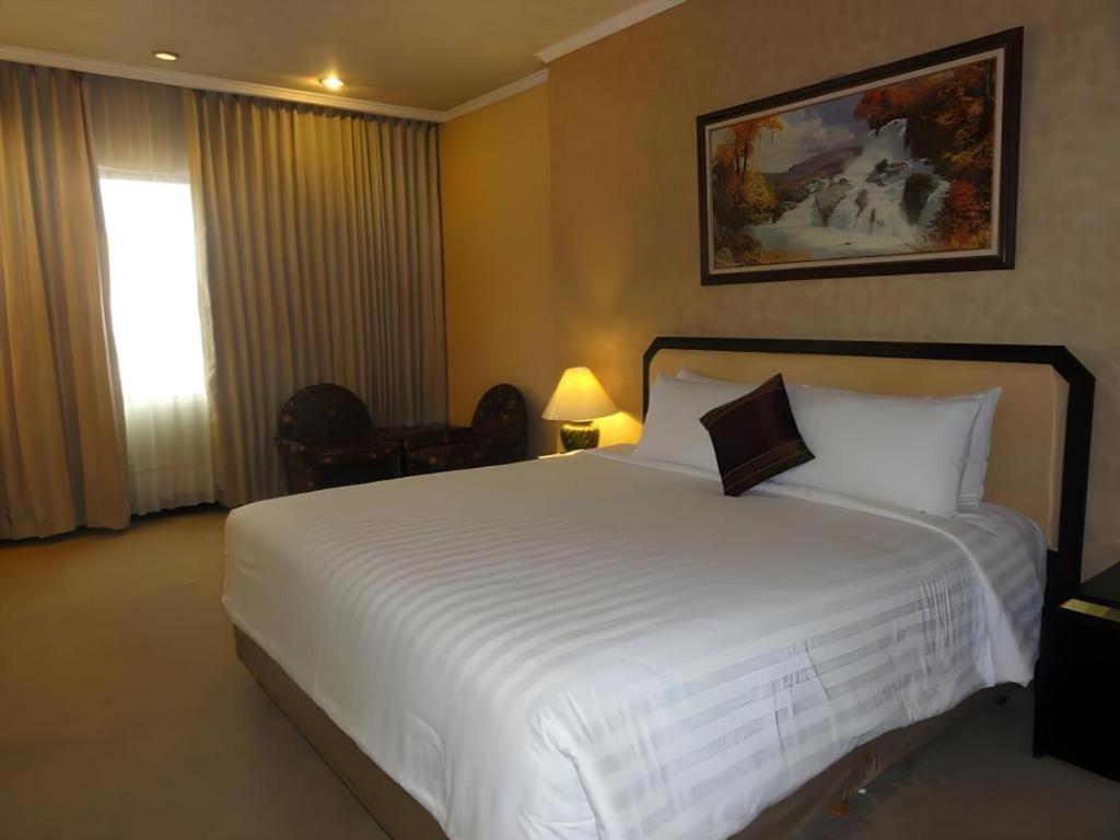 Regent'S Park Hotel Malang Exterior photo