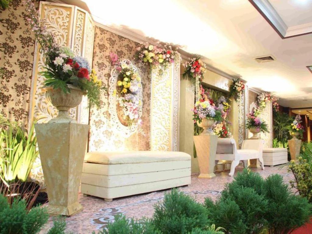 Regent'S Park Hotel Malang Exterior photo
