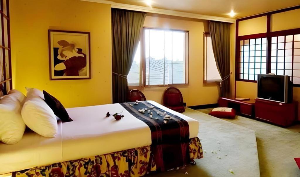 Regent'S Park Hotel Malang Exterior photo