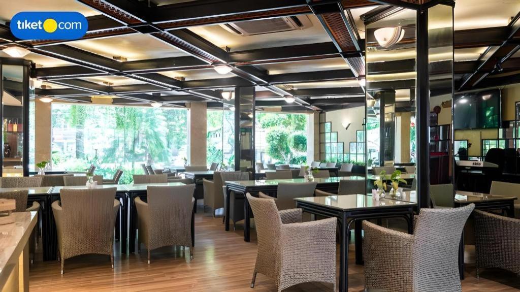 Regent'S Park Hotel Malang Exterior photo