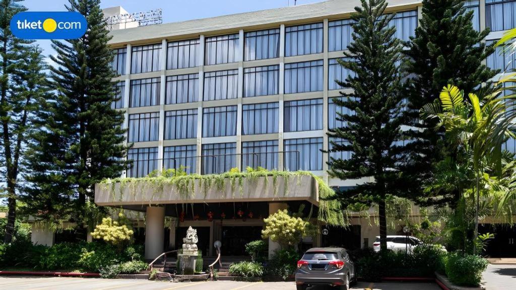 Regent'S Park Hotel Malang Exterior photo