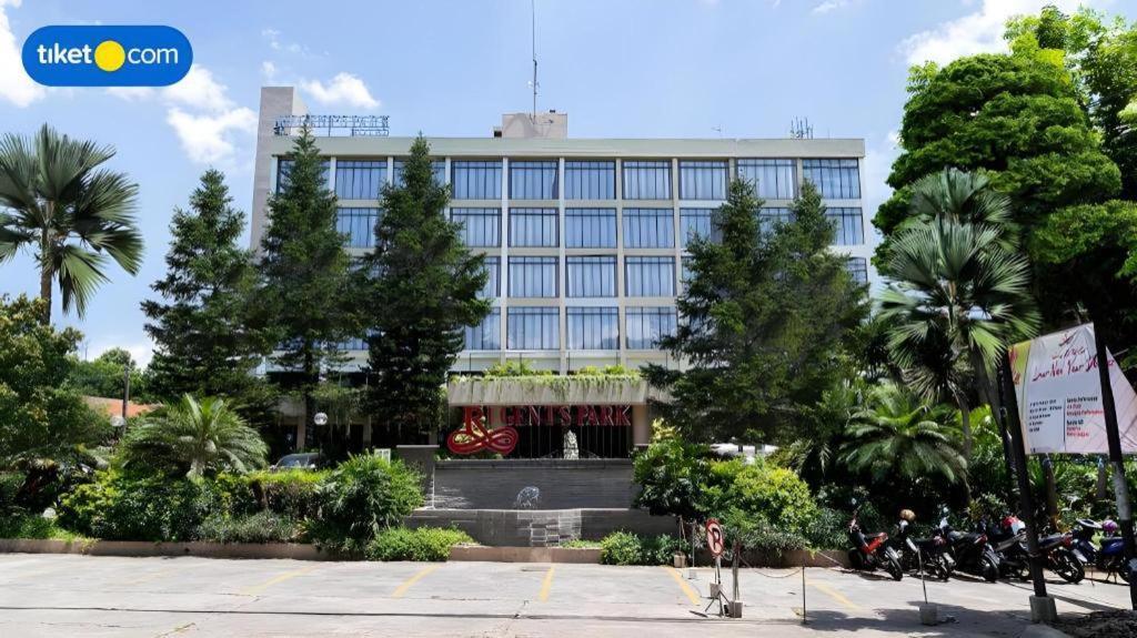 Regent'S Park Hotel Malang Exterior photo