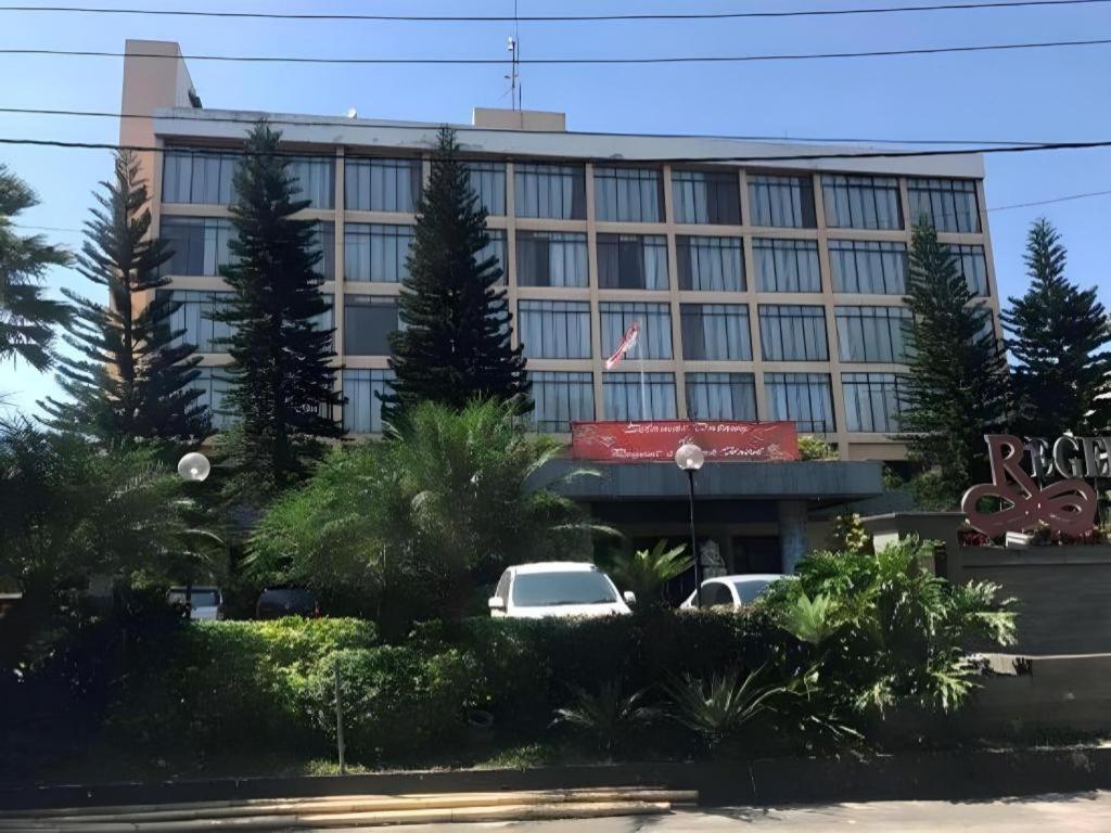 Regent'S Park Hotel Malang Exterior photo
