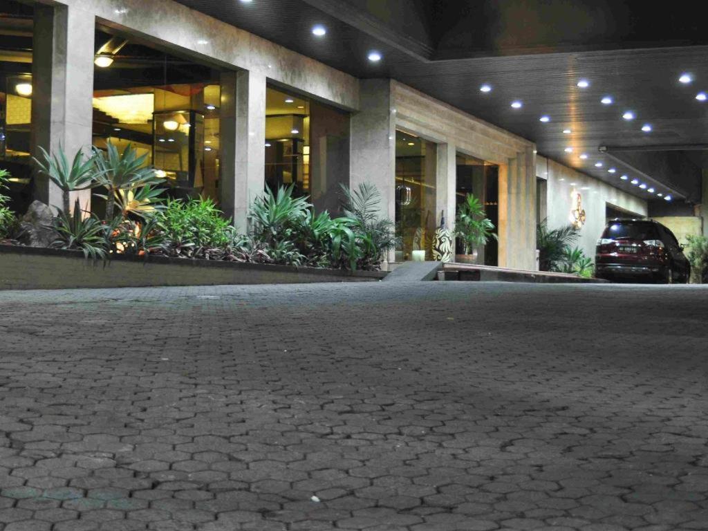 Regent'S Park Hotel Malang Exterior photo