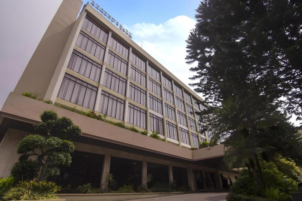 Regent'S Park Hotel Malang Exterior photo