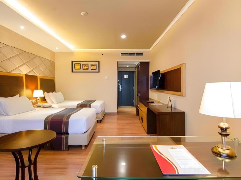 Regent'S Park Hotel Malang Exterior photo