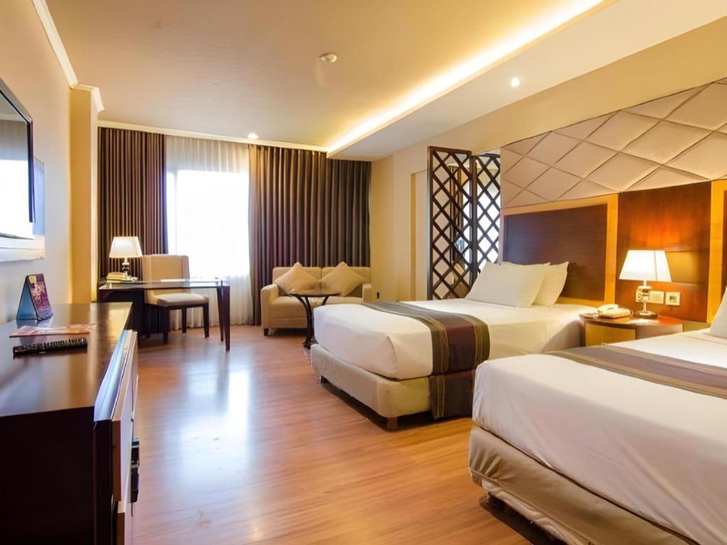 Regent'S Park Hotel Malang Exterior photo