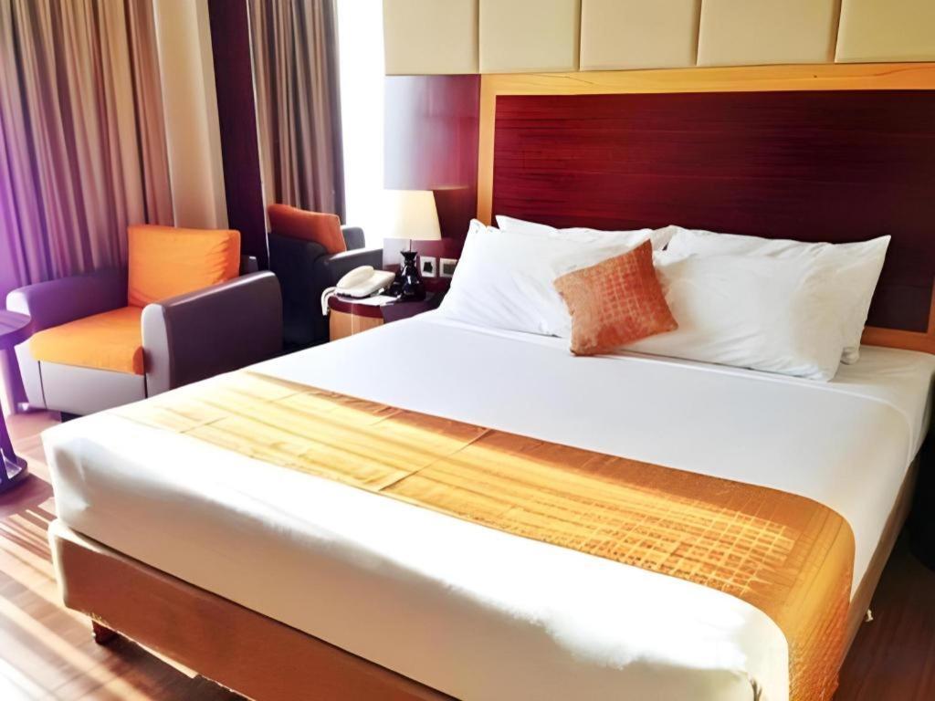 Regent'S Park Hotel Malang Exterior photo