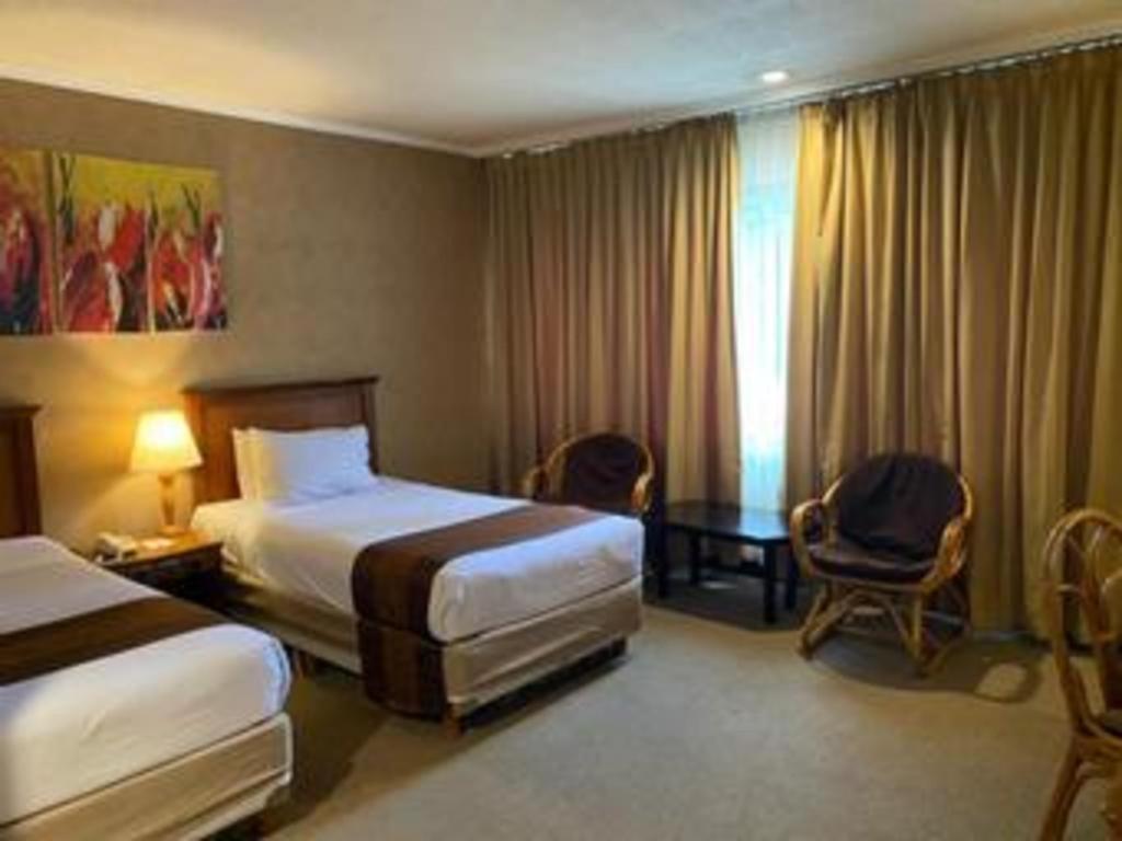 Regent'S Park Hotel Malang Exterior photo