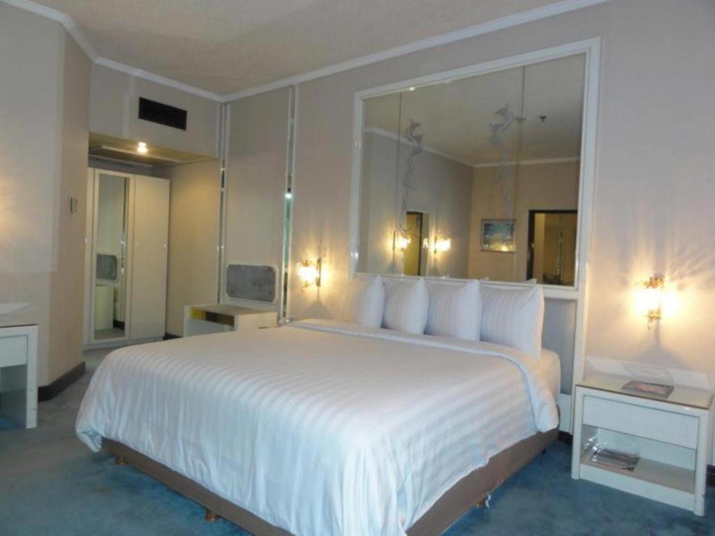 Regent'S Park Hotel Malang Exterior photo