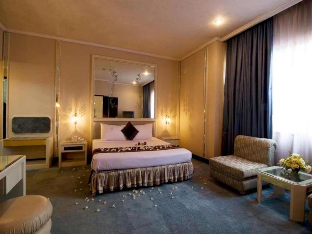 Regent'S Park Hotel Malang Exterior photo