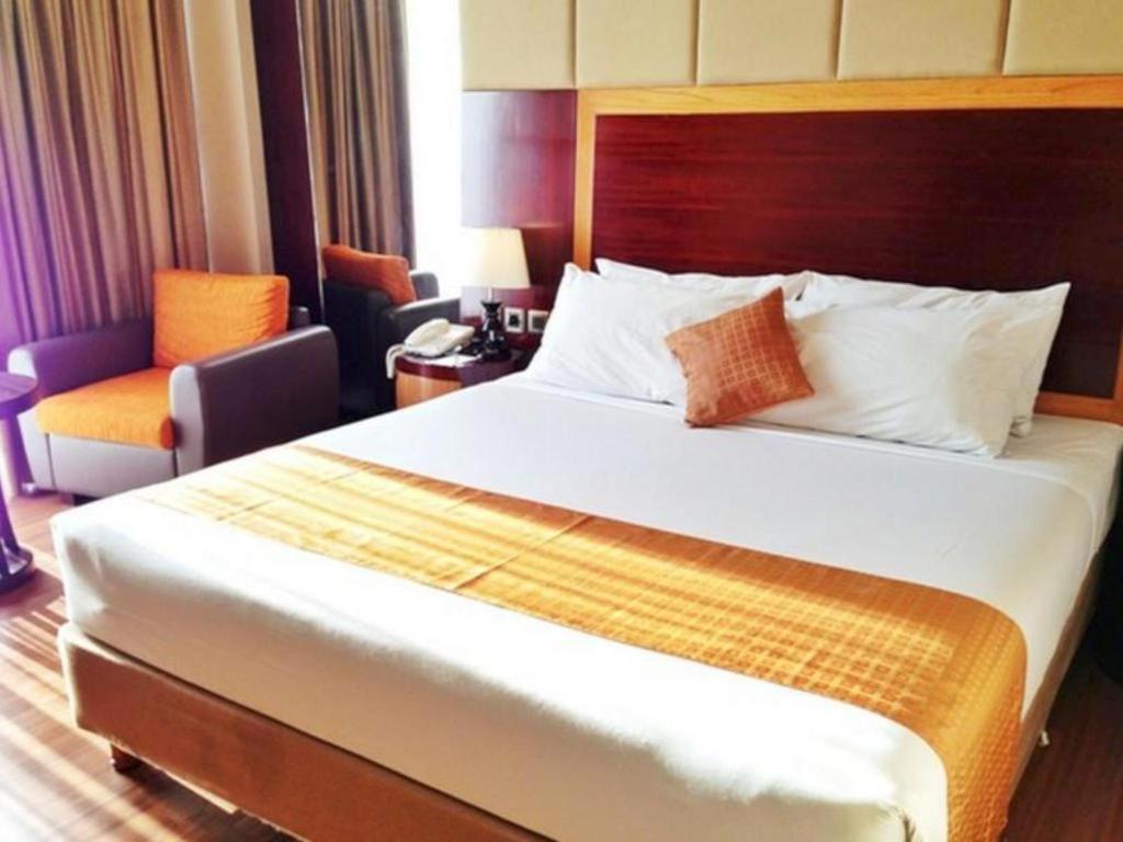 Regent'S Park Hotel Malang Exterior photo